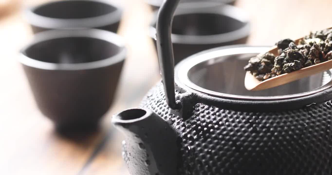 把乌龙茶茶叶倒在茶壶中视频素材