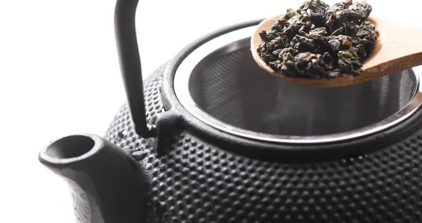 把乌龙茶茶叶倒在茶壶中视频素材