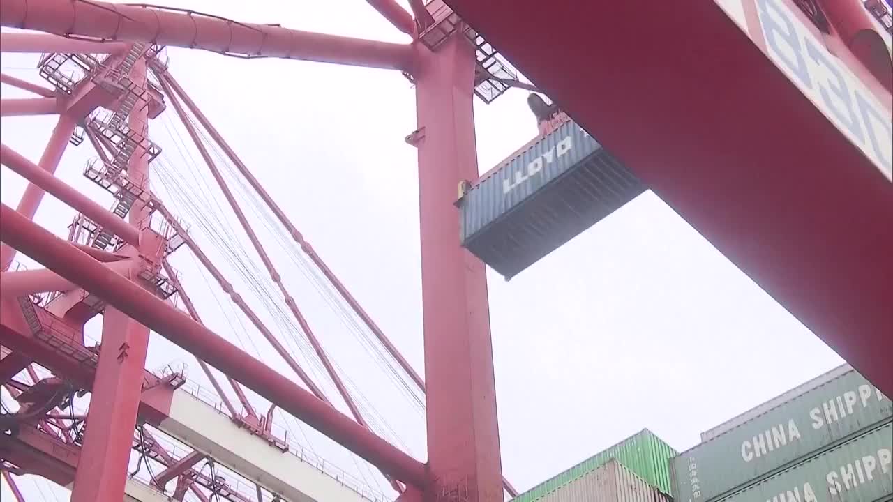 上海港口货运集装箱镜头视频素材