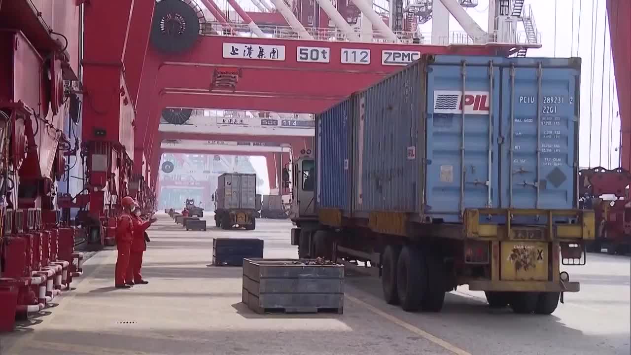 上海港口货运集装箱镜头视频素材