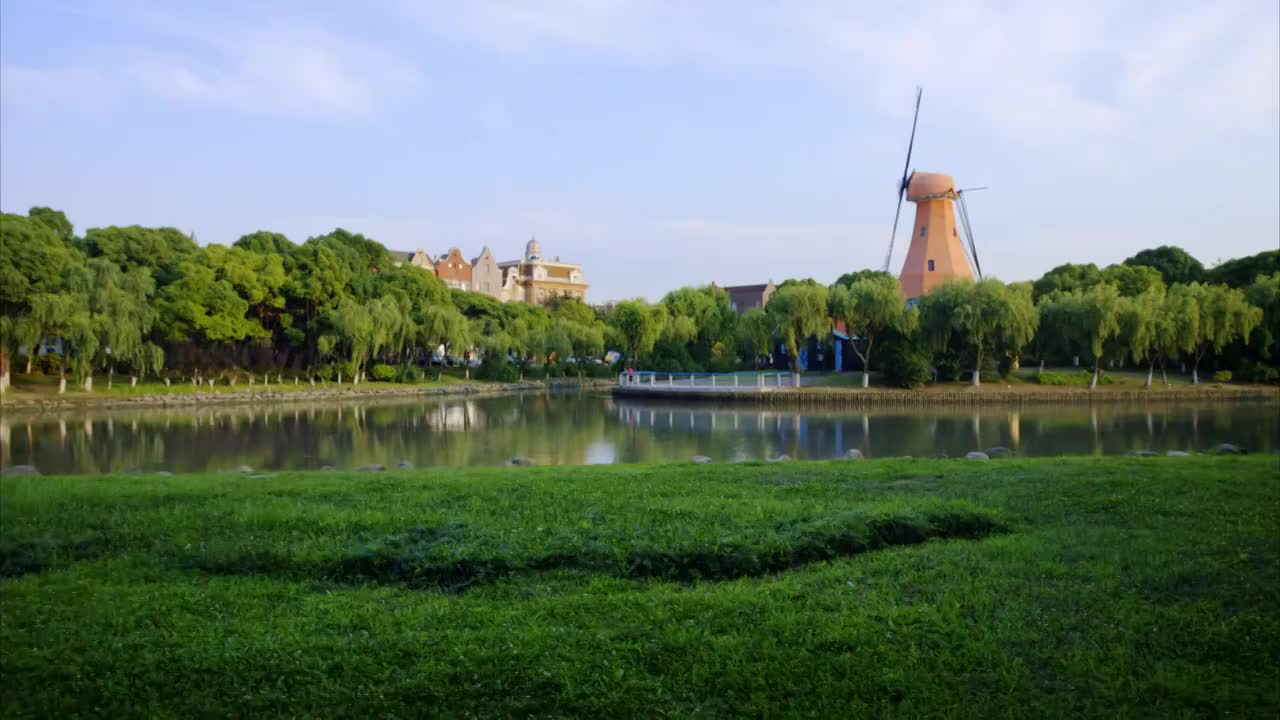 上海河边的荷兰风情小镇视频下载