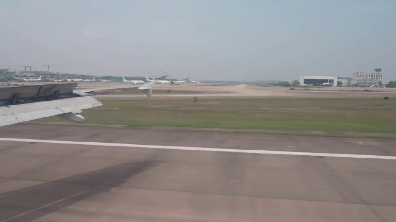 飞机正在降落视频素材