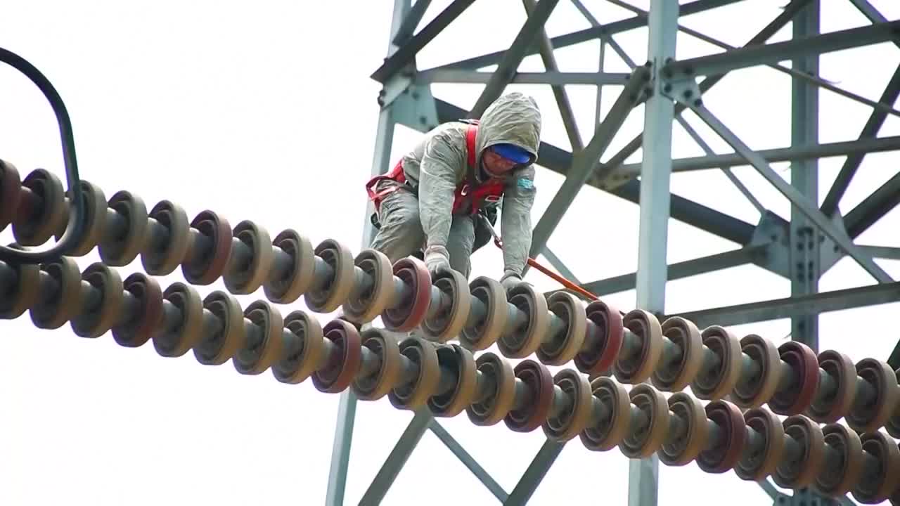 山东电缆工人施工镜头视频素材