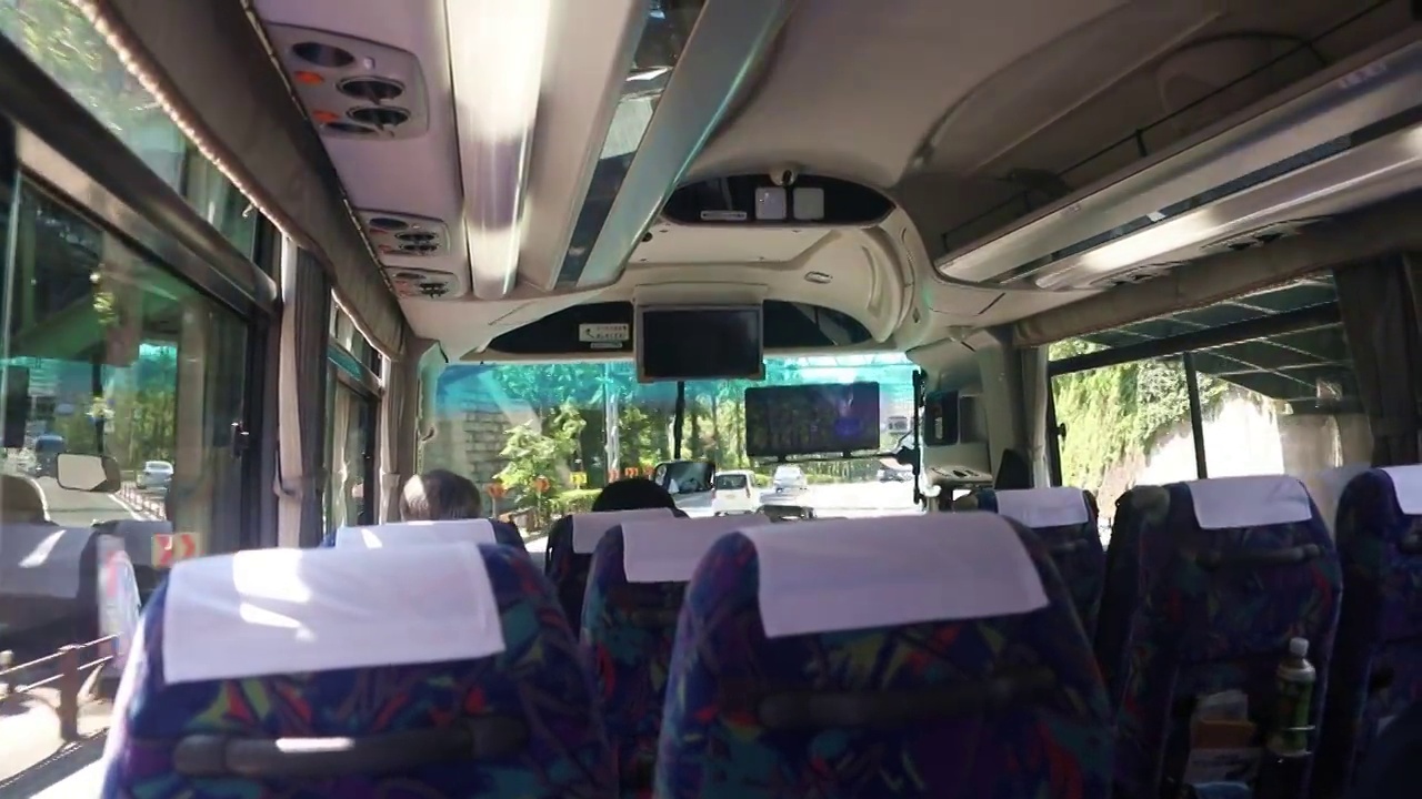 东京道路上行驶的旅游巴士车内视角视频下载