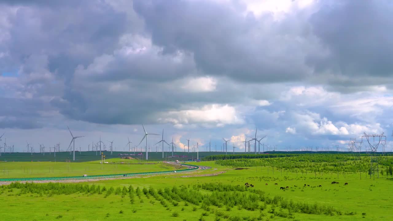 中国内蒙古乌兰察布辉腾锡勒草原上风电场公路视频素材