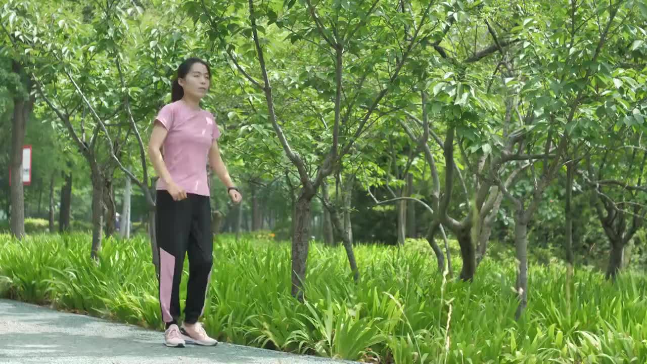 戴运动手表的中国人女性运动前作热身运动视频素材
