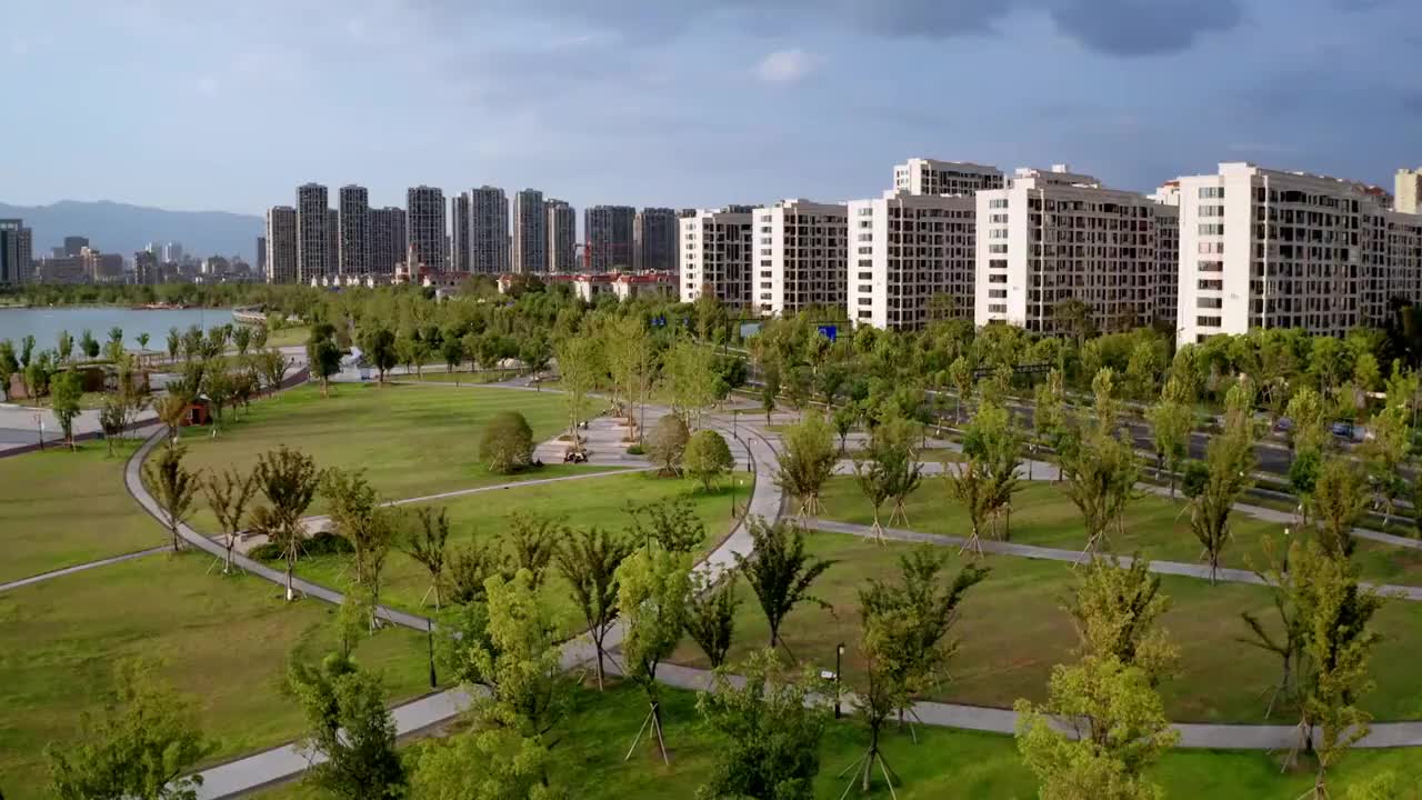 湖滨公园边的现代化住宅视频素材