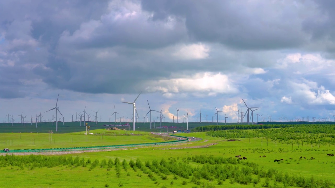 中国内蒙古乌兰察布辉腾锡勒草原上风电场公路视频素材