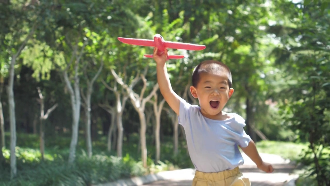 Hd高清升格视频中国小朋友小孩玩玩具飞机奔跑视频下载