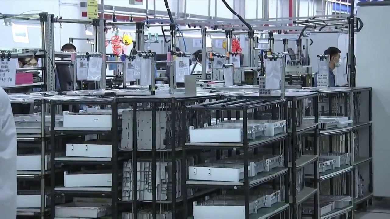 中国东部江苏省在精密仪器厂工作的工人视频素材