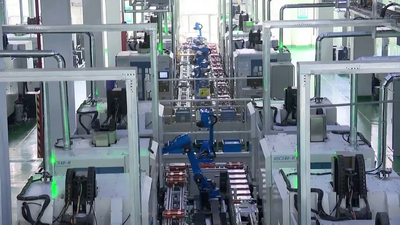 中国东部江苏省在精密仪器厂工作的工人视频素材