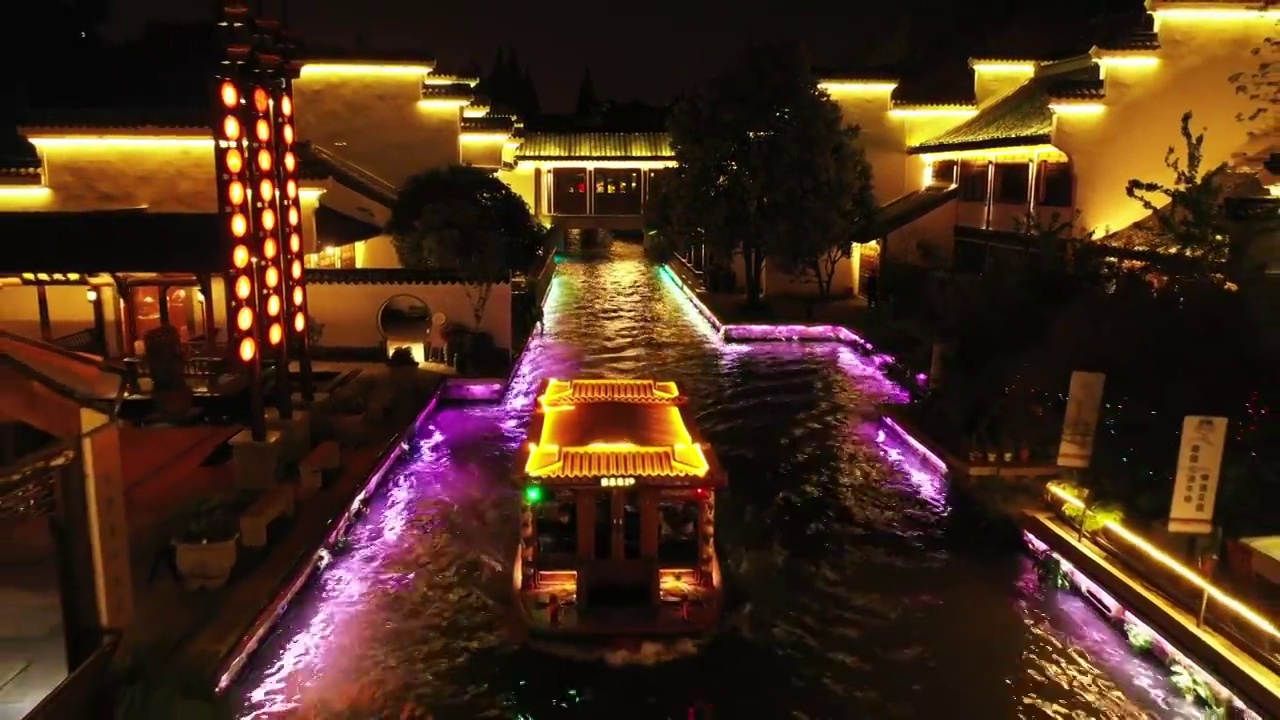 南京白鹭洲公园水街里的观光船看秦淮河夜景视频下载