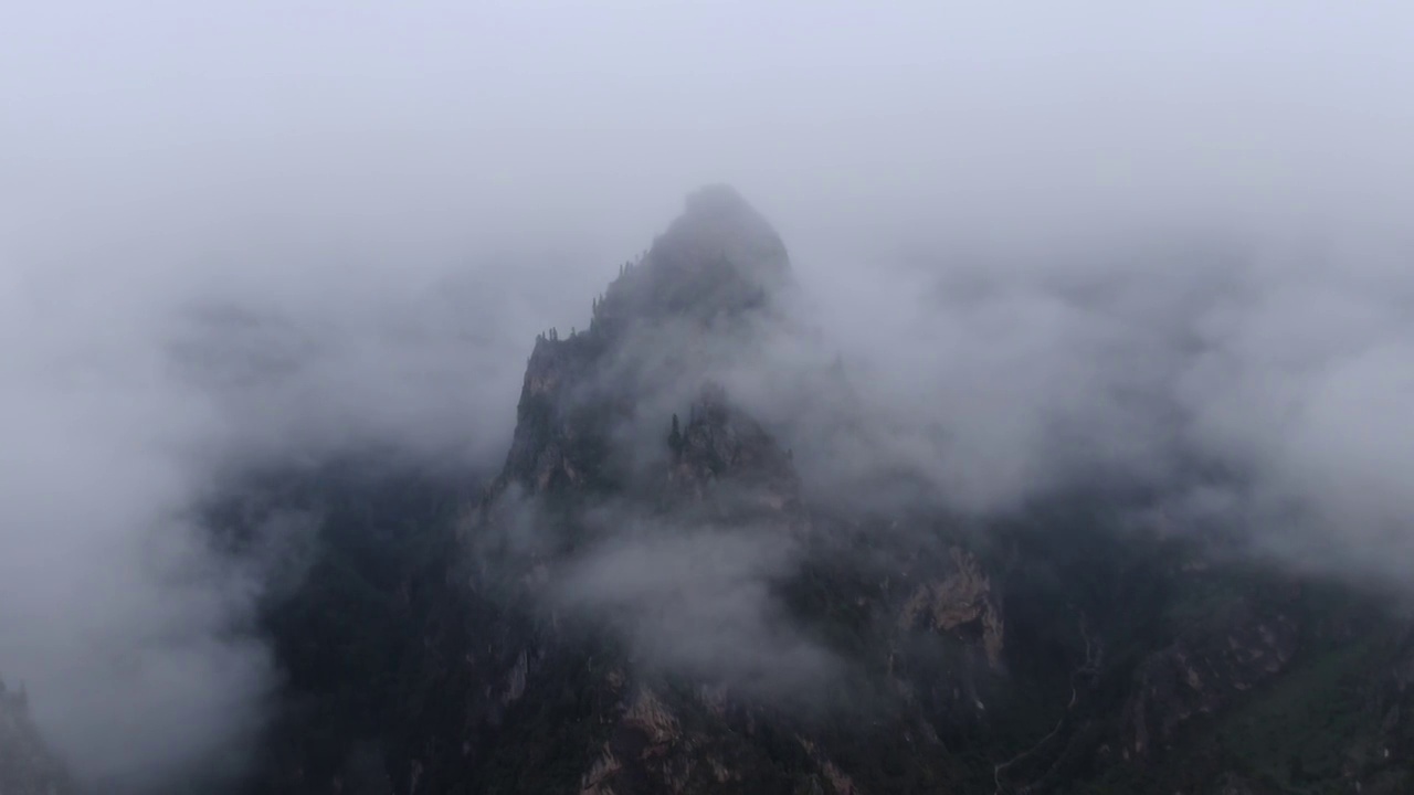 大雾弥漫笼罩山峰山峦山脉视频素材