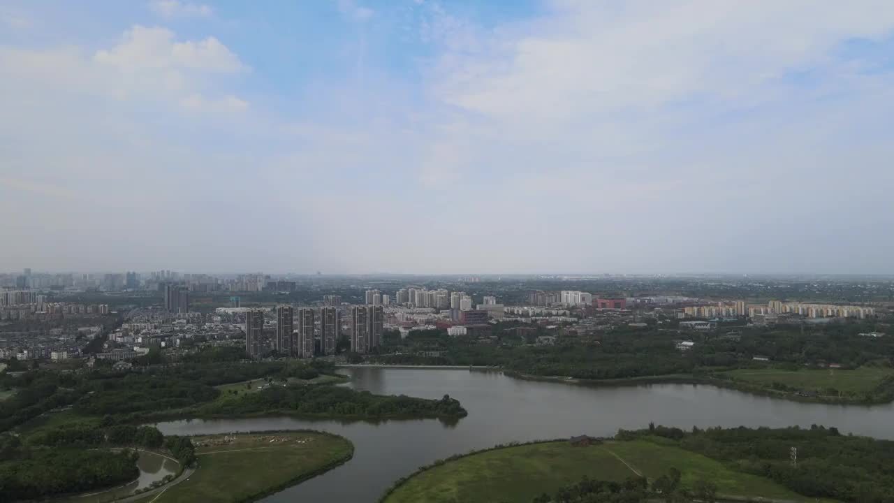 成都市青龙湖湿地公园蓝天白云湖泊航拍视频素材