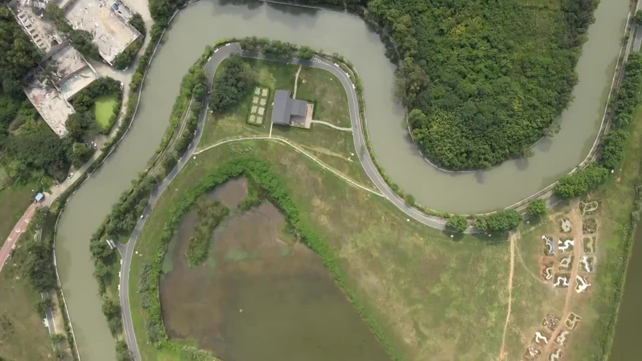 成都市青龙湖湿地公园蓝天白云湖泊航拍视频素材