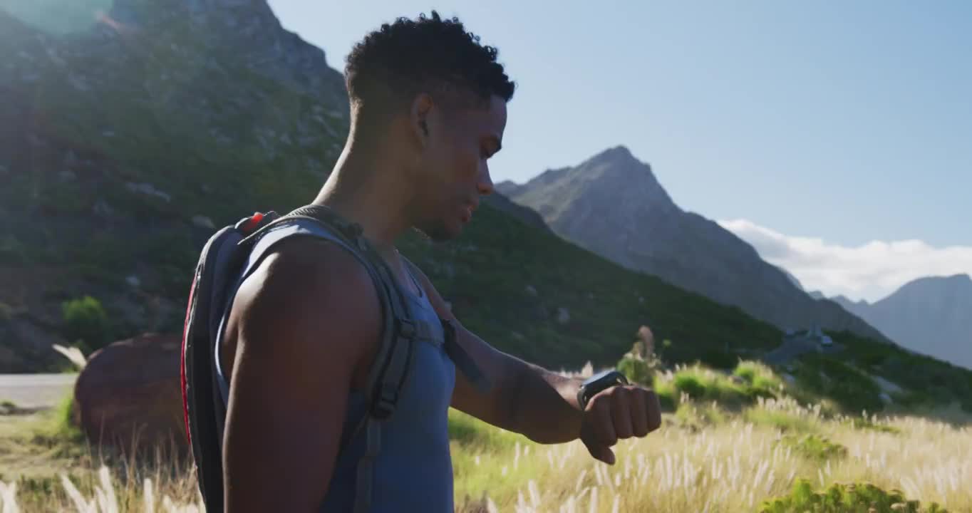 非裔美国人使用智能手表在山区乡村越野跑步视频素材