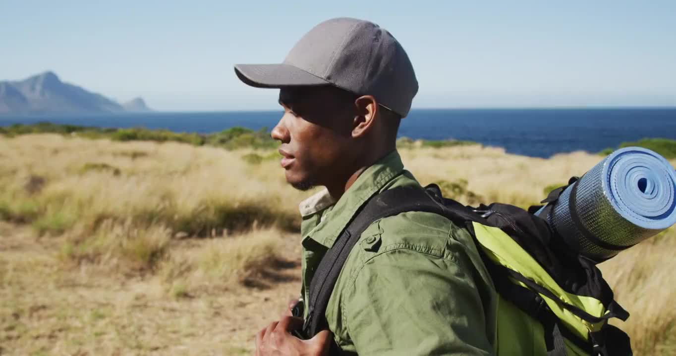 非裔美国人在海边乡村徒步旅行的肖像视频下载