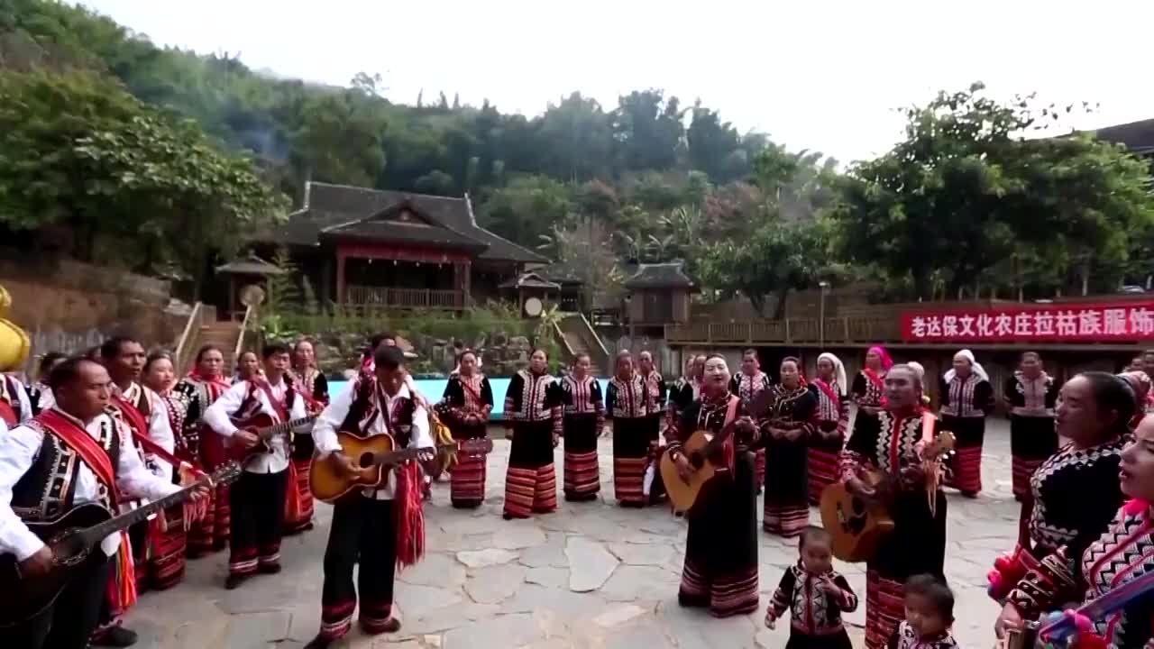 少数民族居民载歌载舞视频素材