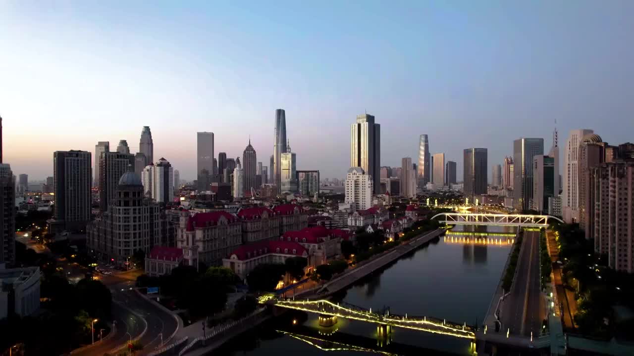 中国天津海河金汤桥奥式风情区和城市天际线夜景航拍视频素材