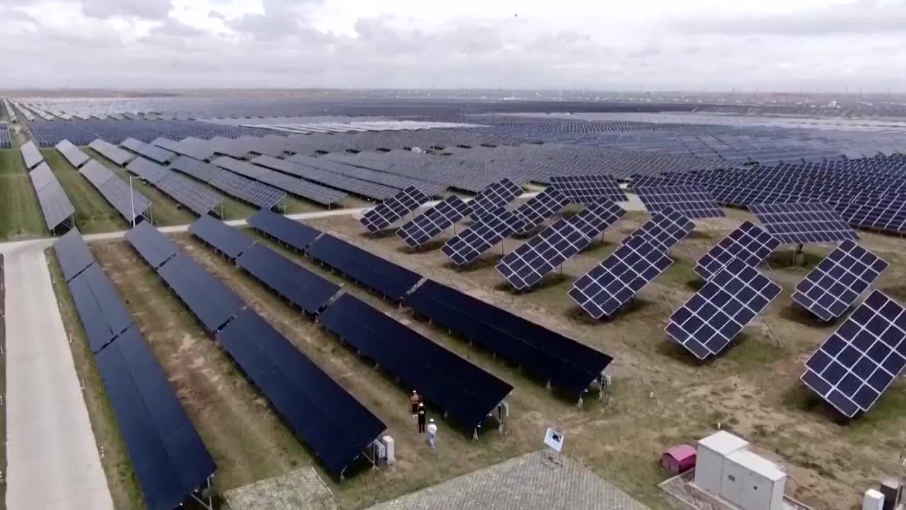 青海省太阳能电池板航拍镜头视频素材