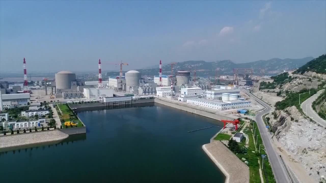 江苏连云港田湾核电站的航拍镜头视频素材