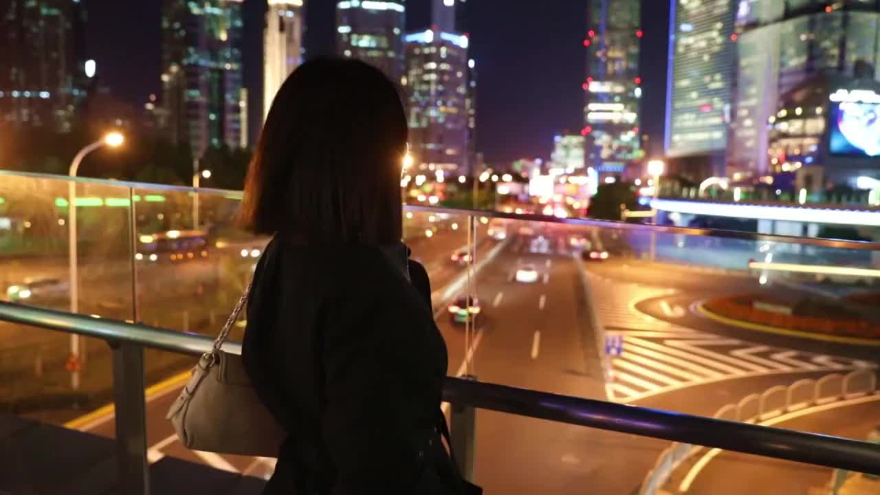 站在户外看城市夜景的女人背影视频下载