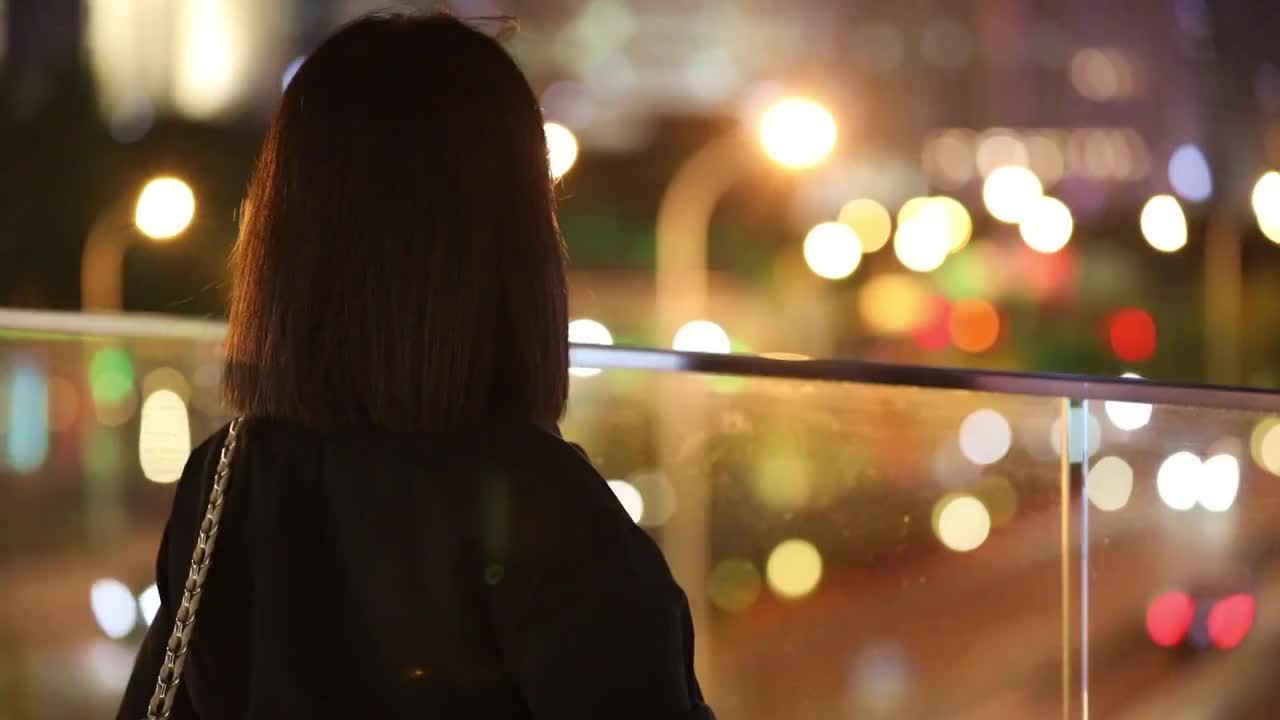 站在户外看城市夜景的女人背影视频下载