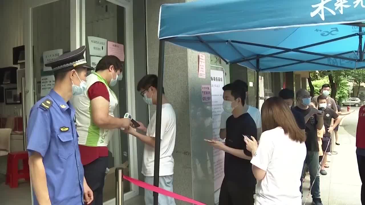 广东省市民登记个人信息，等待疫苗接种视频素材