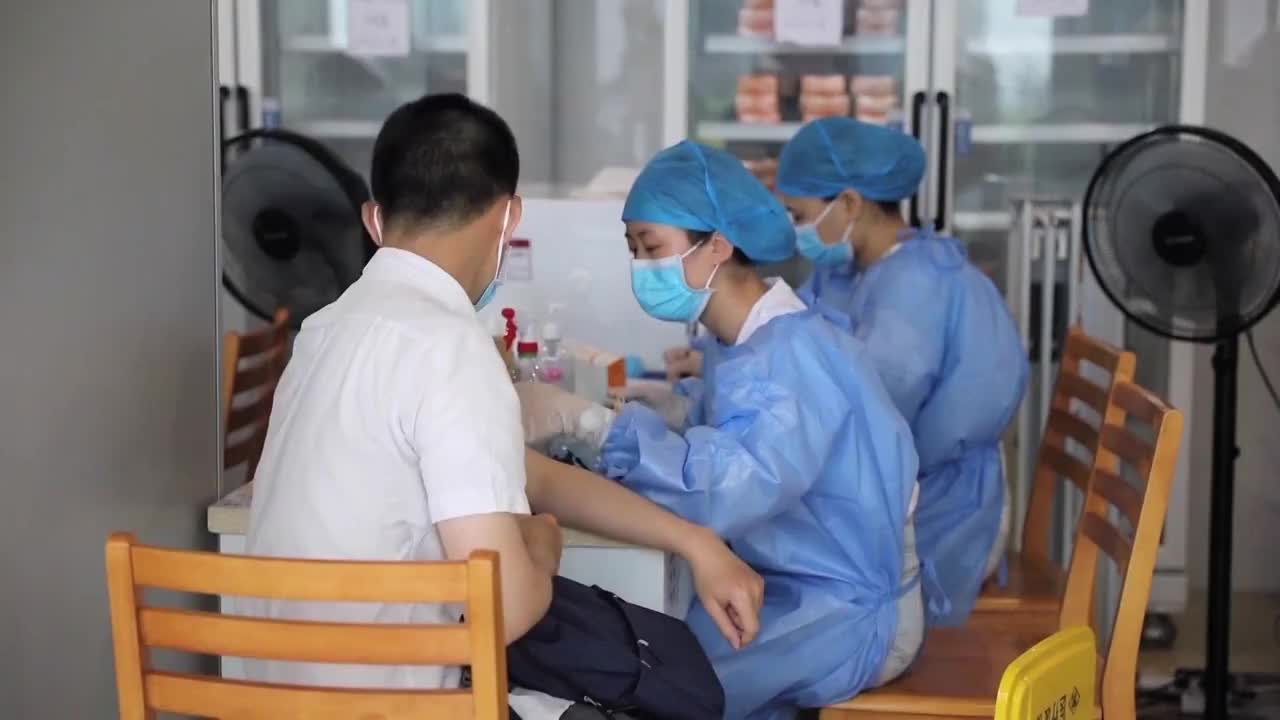 广东省医务人员准备疫苗为市民接种视频素材