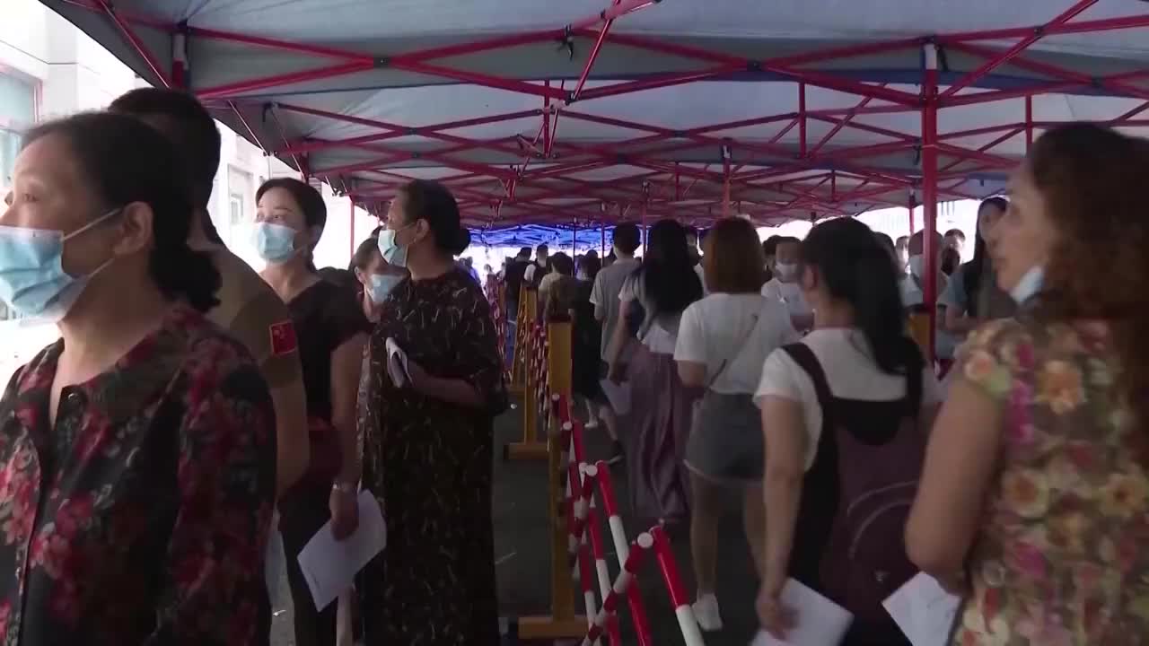广州市居民在医院排队登记个人信息视频素材