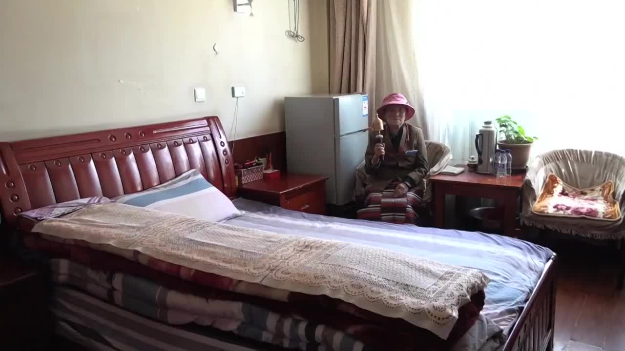 西藏自治区老奶奶在房间转转经筒视频购买