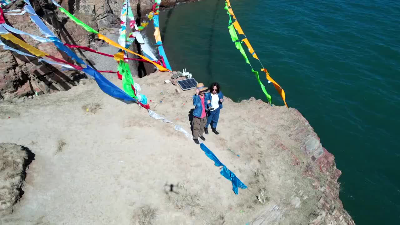 中国西北青海湖悬崖上的旅行者视频素材