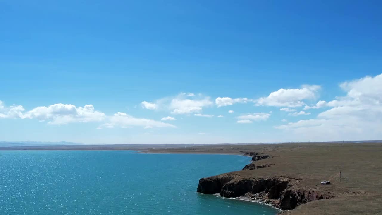 中国西北青海湖悬崖上的旅行者视频素材