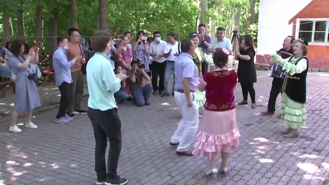 新疆乌鲁木齐市社区居民欢乐舞蹈视频素材