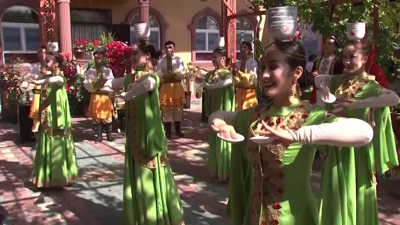 新疆乌鲁木齐维吾尔族女子跳顶碗舞视频素材