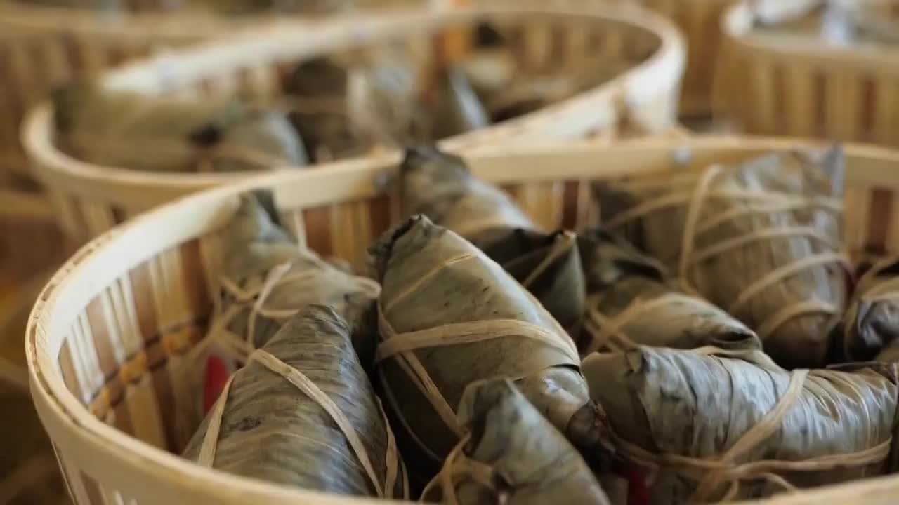 中国浙江省嘉兴市蒸笼里的粽子视频素材