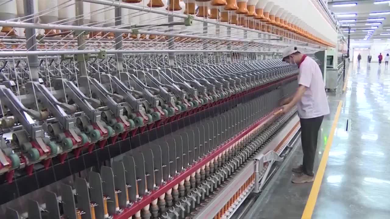 新疆棉纺织厂的工人、机器视频素材