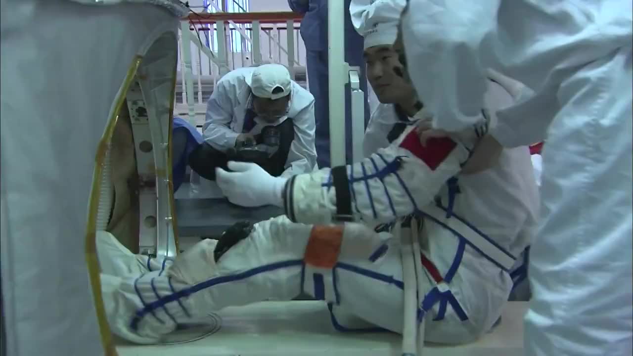 宇航员进入太空舱视频素材