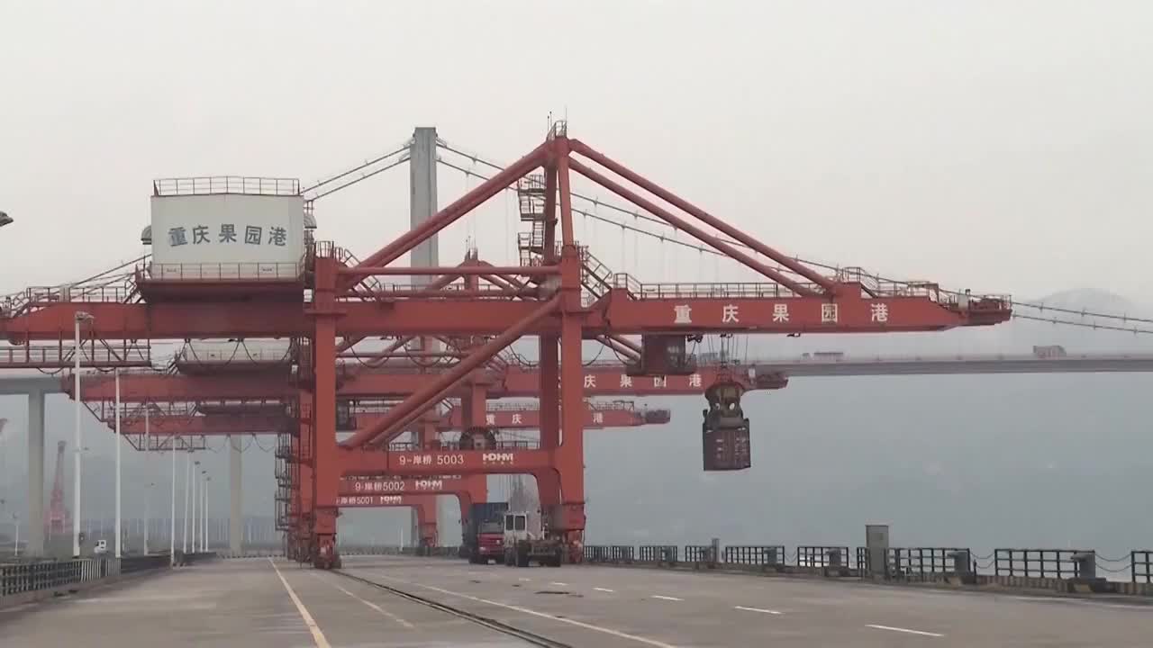 中国重庆市港口集装箱视频素材