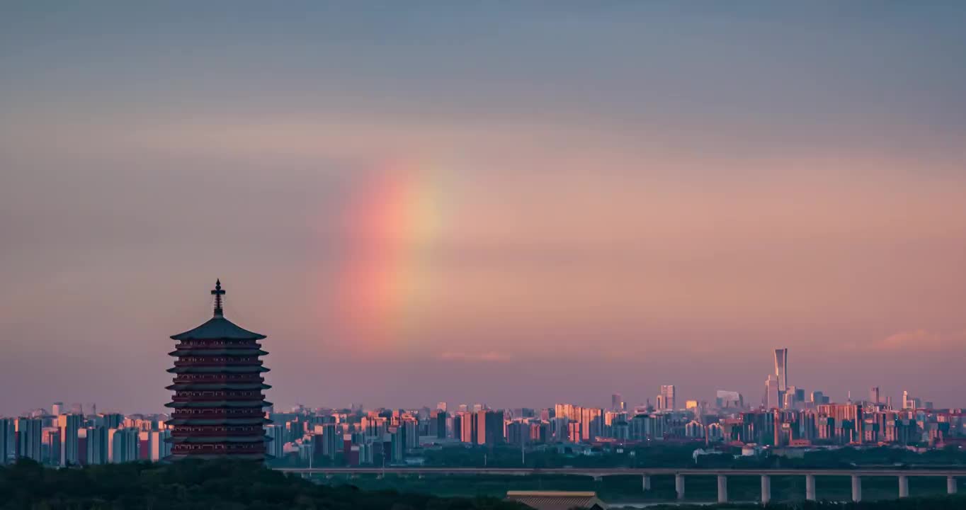 北京城上空从彩虹到电闪雷鸣延时视频素材