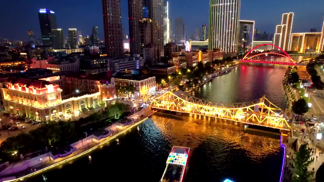 中国天津解放桥和海河游轮夜景航拍视频素材