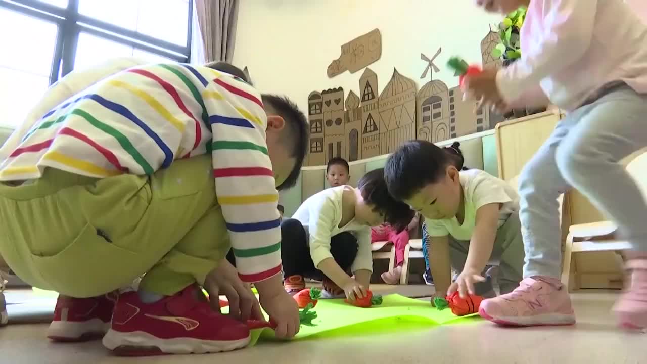 中国上海幼儿园里吃饭、玩耍的儿童视频下载