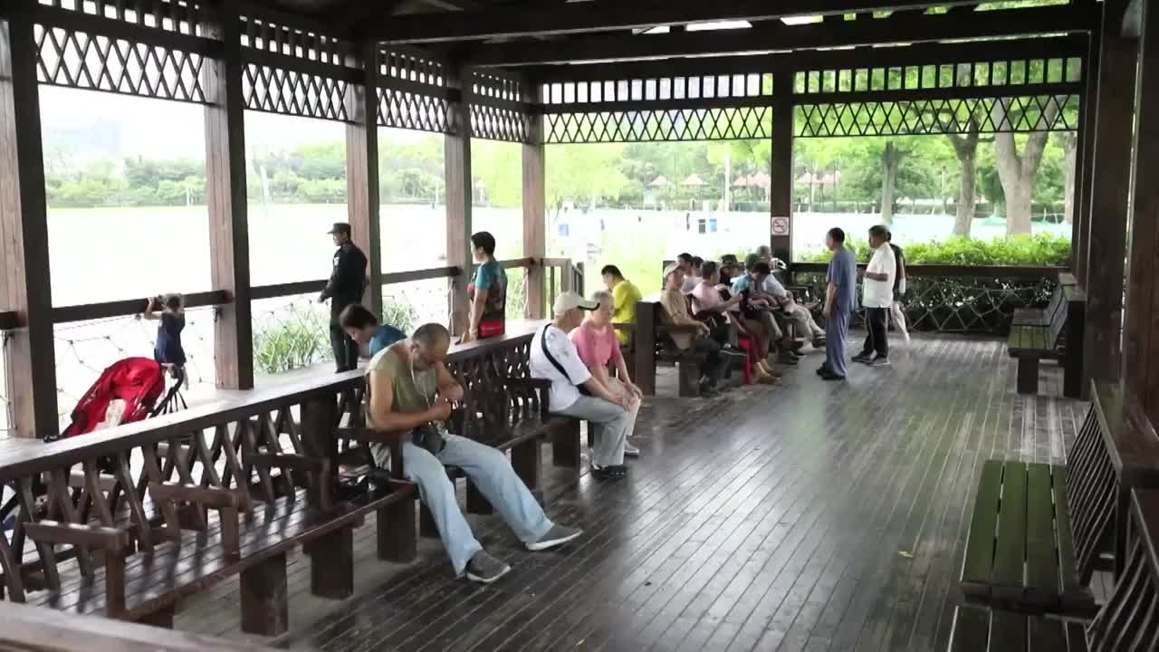 中国上海市公园里游玩的人视频素材