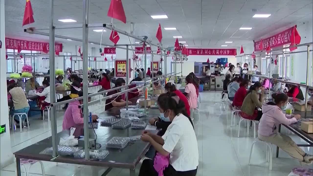 在服装厂工作的妇女视频素材