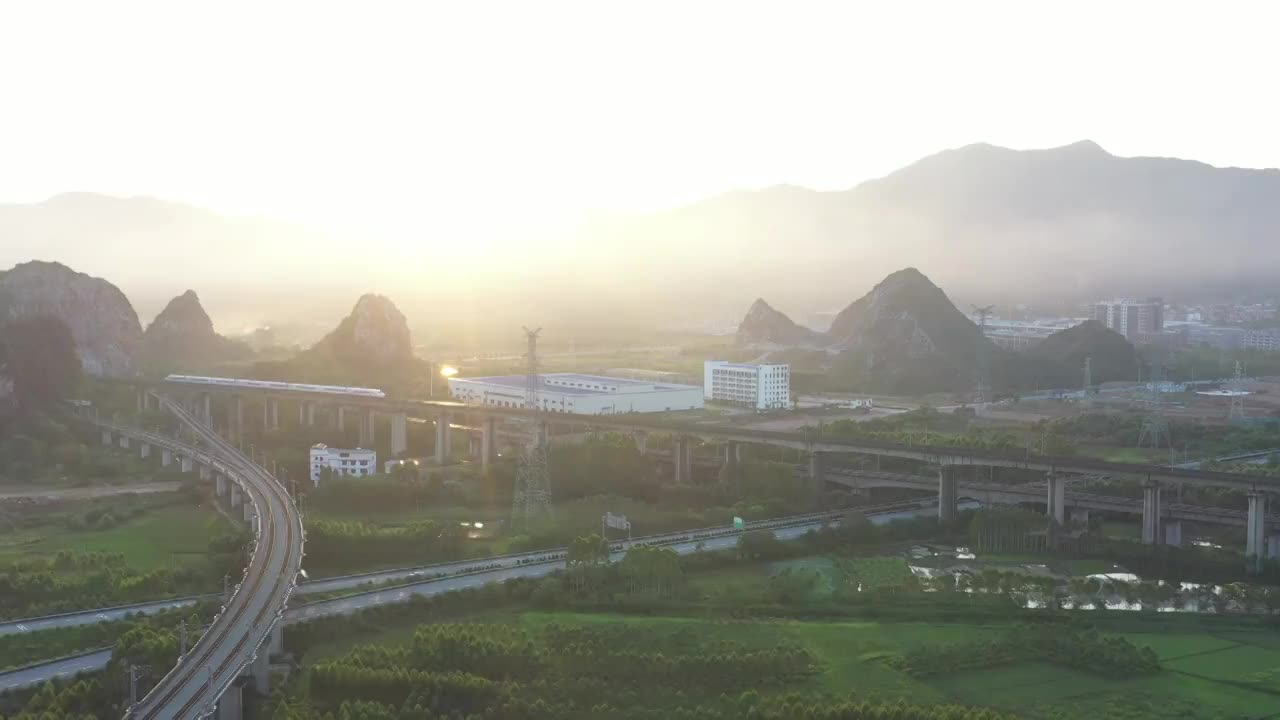 阳光下行驶在桂林城市间的高速列车视频素材