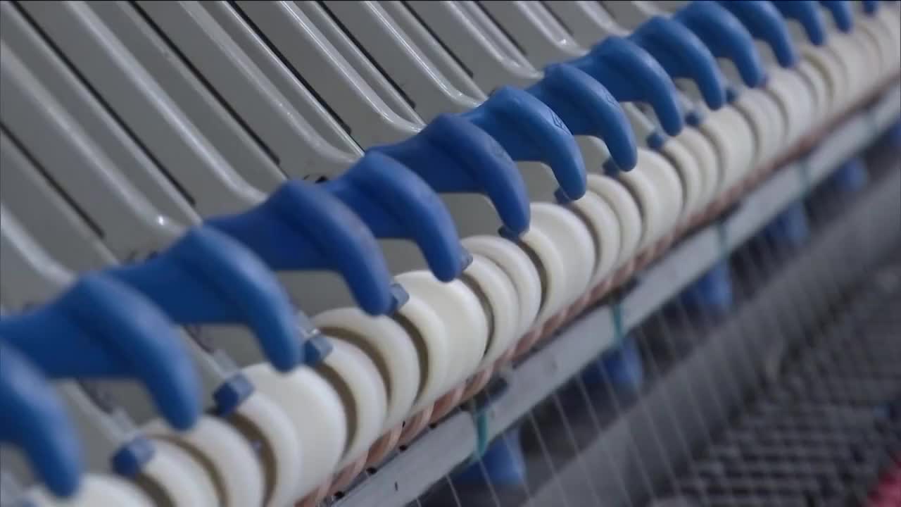 中国新疆玛纳斯县棉纺厂工作场景视频素材