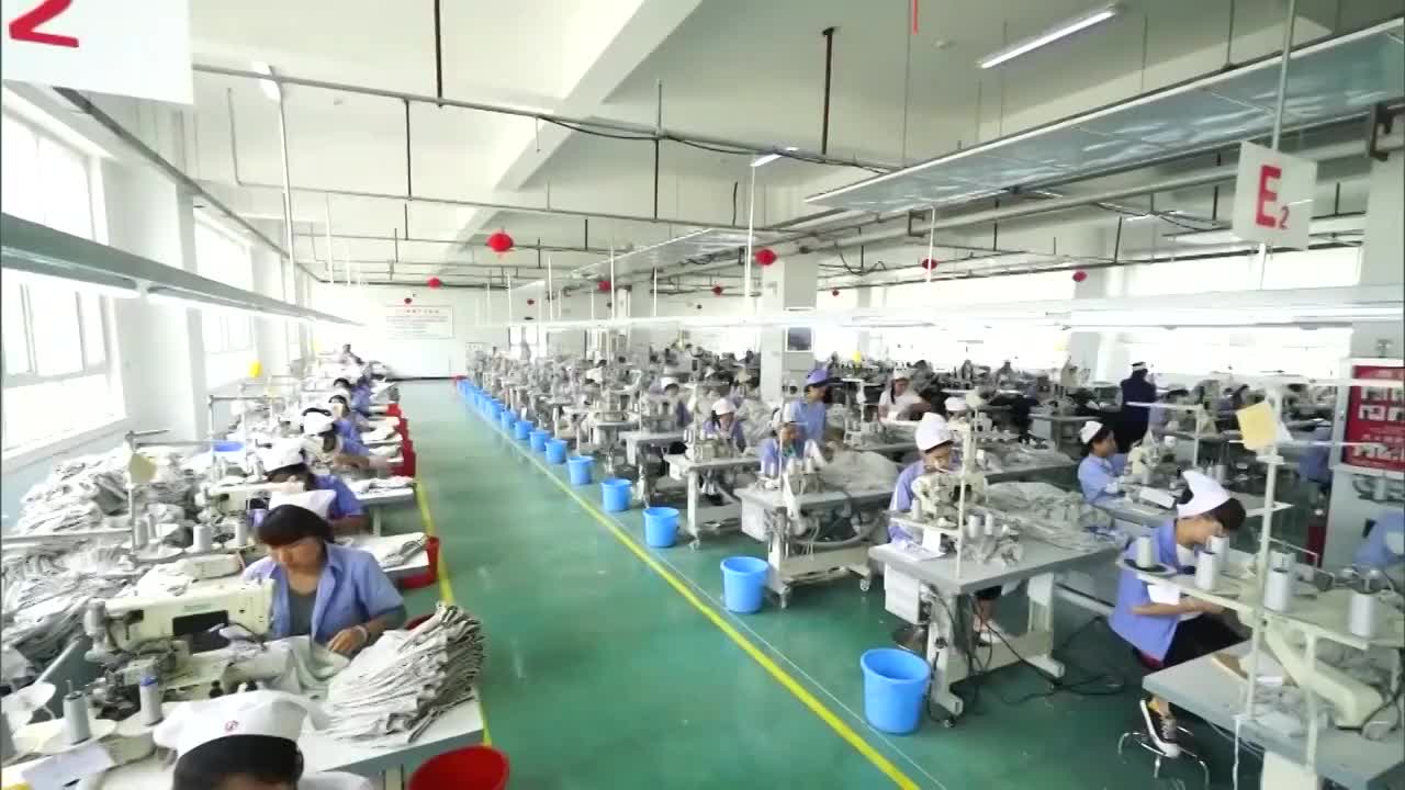 新疆维吾尔自治区各种工厂内上班的员工视频素材