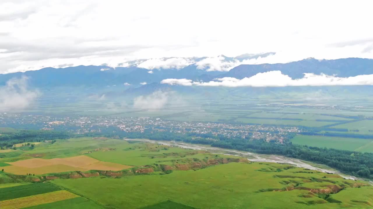 航拍新疆那拉提草原风光视频素材