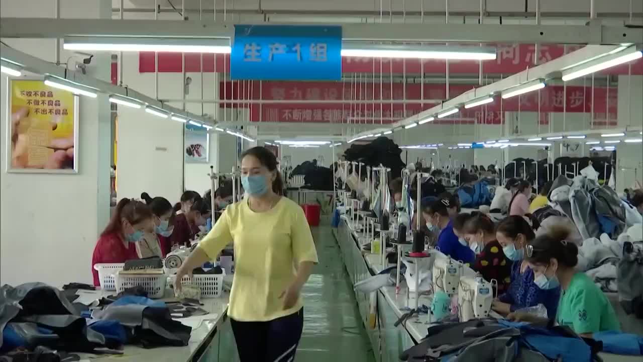中国新疆阿克苏市棉纺工厂里的工作场景视频素材