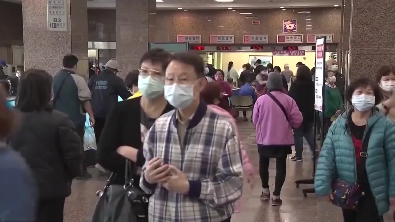 中国台湾居民在医院登记信息、接种疫苗视频素材